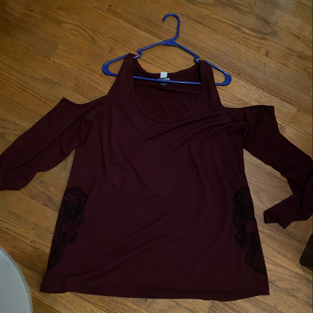 Hot topic open shouldered skull top!